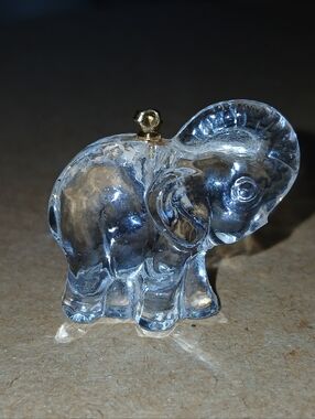 Gorgeous crystal carved‎ elephant necklace pendant clear